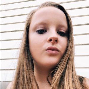 Meet your Posher, Stella